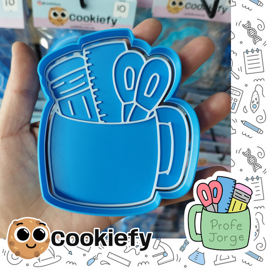 Taza con útiles escolares